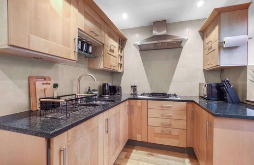 Potters Bar House | Cosy 2-Bed Maisonette | Driveway Parking & Garden