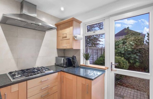 Potters Bar House | Cosy 2-Bed Maisonette | Driveway Parking & Garden