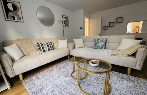 Winchester House | Cosy 4 Bed Home w/Free Parking. Pet-Friendly!