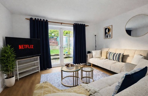 Winchester House | Cosy 4 Bed Home w/Free Parking. Pet-Friendly!