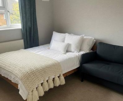 Borehamwood House | Cosy 4 bedroom house in borehamwood with large onsite parking and large beds