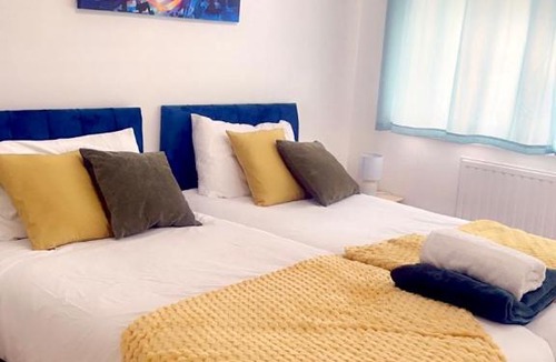 Havering Apartment | Cosy and spacious Home -Free parking, Free WiFi- sleeps 5 by FINNA Properties Ltd