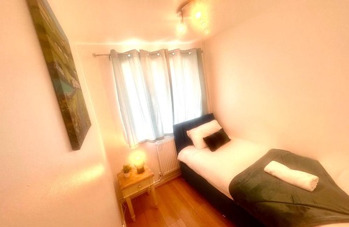 Havering Apartment | Cosy and spacious Home -Free parking, Free WiFi- sleeps 5 by FINNA Properties Ltd