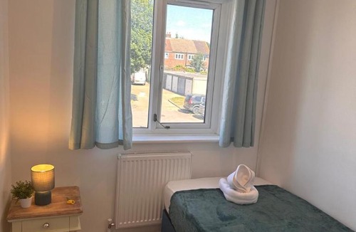 Havering Apartment | Cosy and spacious Home -Free parking, Free WiFi- sleeps 5 by FINNA Properties Ltd