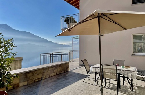Trezzone Apartment | Cosy apartment for 4 guests with A/C, WIFI, TV, terrace and pets allowed