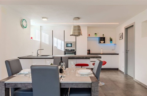 Dongo Apartment | Cosy apartment for 4 people with hot tub, WIFI, TV and terrace