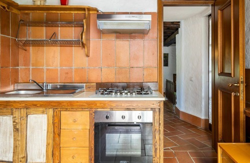 Arolo House | Cosy apartment in villa for 6 guests with TV, terrace and pets allowed
