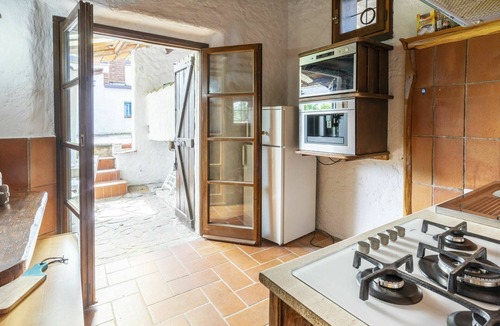 Arolo House | Cosy apartment in villa for 6 guests with TV, terrace and pets allowed