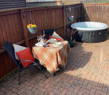 Barrow-on-Trent Apartment | Cosy Countryside Hot Tub Retreat! Fully Central Heated with FREE Parking