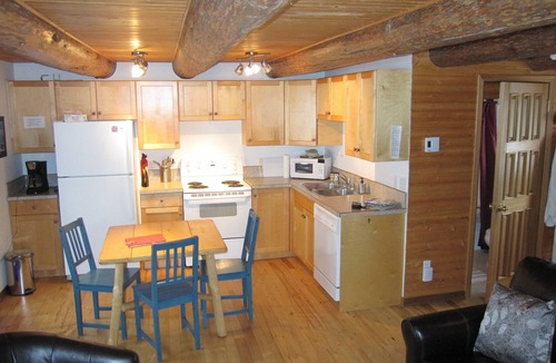 Revelstoke Cabin | Cosy Log Cottage in Rural Location