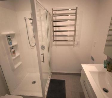 Burnside Bed & Breakfast | Cosy Sunny Bedroom Close to Airport