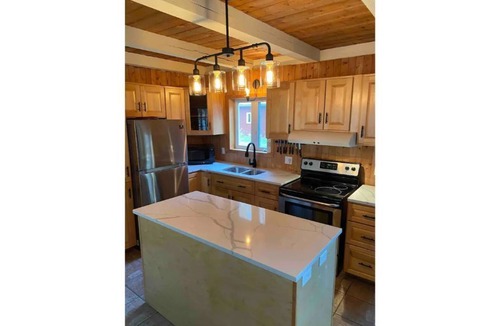 Amherst Cottage | Cottage by River Falls with Hot Tub & Sauna