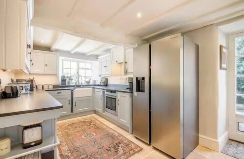 Whichford House | Cottage Sleeps 6 with Parking and Garden