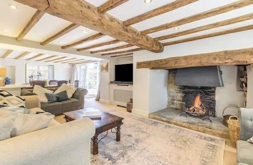 Whichford House | Cottage Sleeps 6 with Parking and Garden