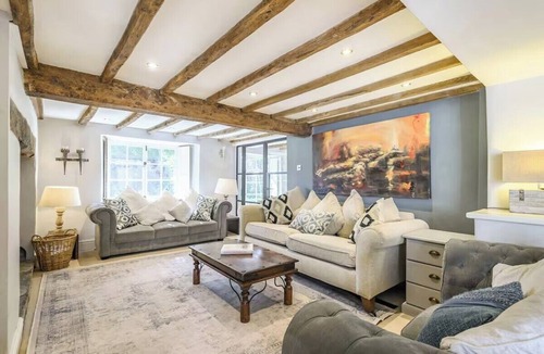 Whichford House | Cottage Sleeps 6 with Parking and Garden