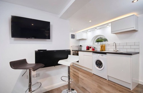 Kegworth Apartment | Courtyard Apt w/Free Gym & Pool Access – Near EMA