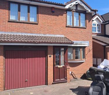 Binley Apartment | Coventry 3 Bedroom Home - Free Parking & WiFi