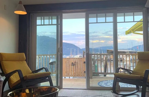 Cowichan Bay House | Cowibbean Cottage Uniquely situated over the ocean