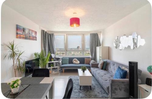 West Ham Apartment | Cozy 1BR Apartment in Stratford with City View