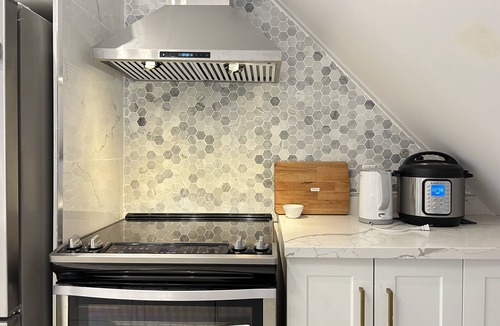 Grimsby Apartment | Cozy 2-Bedroom Apartment In Historical Building.