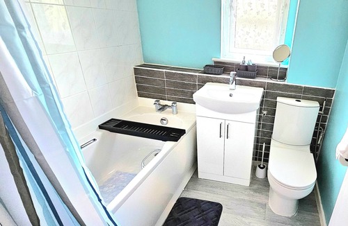 Willen House | Cozy 3 Bed House in Willen - MILTON KEYNES