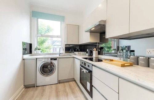 Dudden Hill Apartment | Cozy 3-bedroom Flat in Willesden Green London