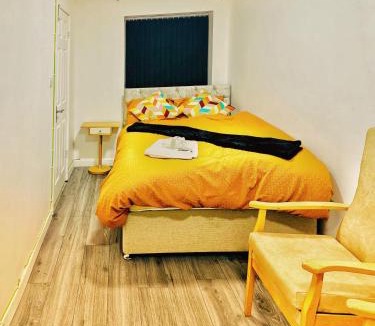 Oadby House | Cozy and Spacious Room Two Double Beds Free WiFi and Parking