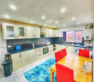 Oadby House | Cozy and Spacious Room Two Double Beds Free WiFi and Parking
