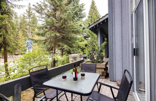 Blackcomb Apartment | Cozy Cabin Vibes at Glacier Lodge
