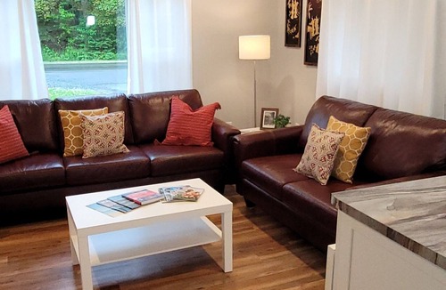 Timberlea House | Cozy Cottage Close to the City