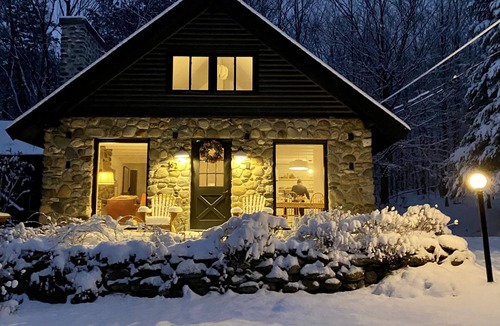 Sutton Ski Chalet | Cozy cottage life on a quiet road between the village and Mont Sutton 🎿🚴‍♂️🌟