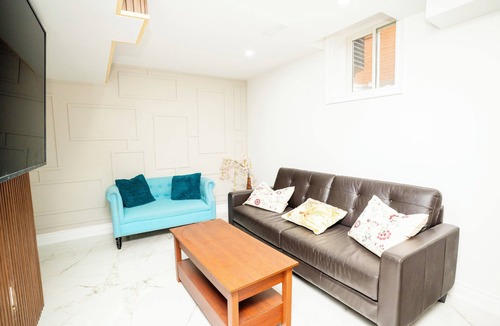 Richmond Hill House | Cozy family room in middle of Richmond Hill.