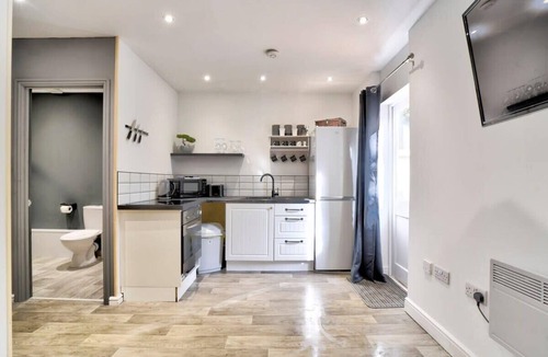 West Thurrock Cabin | Cozy Guest Lodge with a large secluded garden