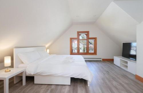 Riley Park Apartment | Cozy Heritage Home Near Main St