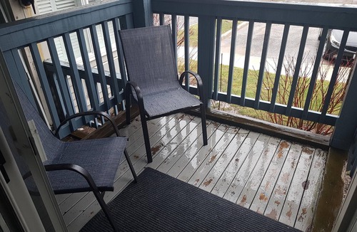 The Blue Mountains Apartment | Cozy Hillside Studio Condo in Blue Mountain w/Full Kitchen, Parking Included