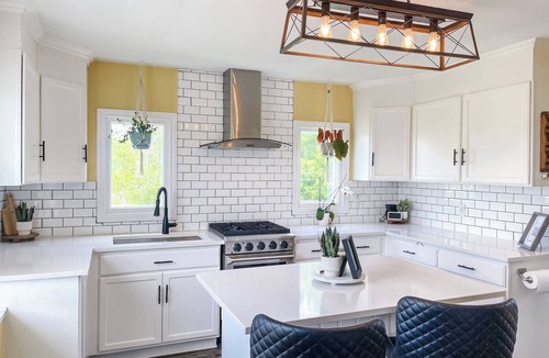 Points East House | Cozy Hilltop Retreat w/Hot Tub, Firepit & Deck. Pet-Friendly!
