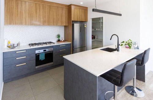 Hornby House | Cozy Hornby Bungalow with Garage