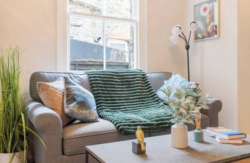 Seven Sisters Apartment | Cozy new GF flat in London