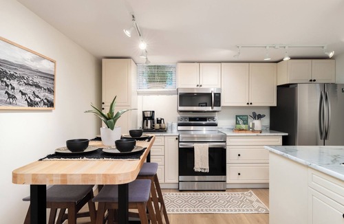 Saanich East House | Cozy Quiet 2 Bed Victoria Retreat with Gym