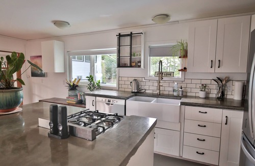 Ganges Cottage | Cozy space in Ganges