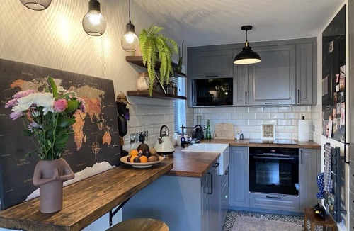 Palmers Green Apartment | Cozy Studio for 2 near Ally Pally & Tottenham stadium - parking available