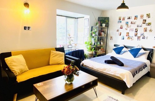 Palmers Green Apartment | Cozy Studio for 2 near Ally Pally & Tottenham stadium - parking available
