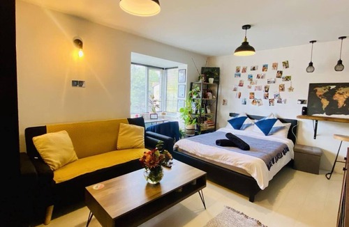 Palmers Green Apartment | Cozy Studio for 2 near Ally Pally & Tottenham stadium - parking available