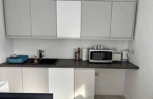 Becontree Apartment | Cozy Studio in Dagenham, London