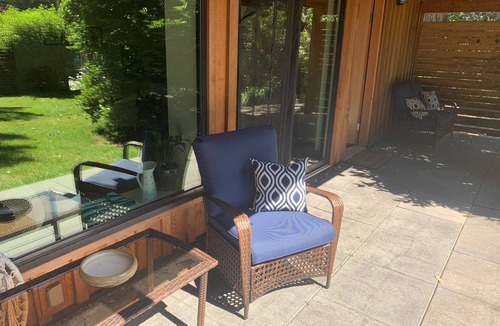 Bowen Island Apartment | Cozy suite minutes from the ocean on Bowen Island
