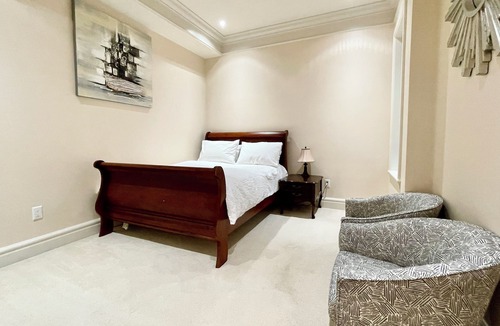 Oakridge House | Cozy Vancouver Luxury Guest House close to everything!