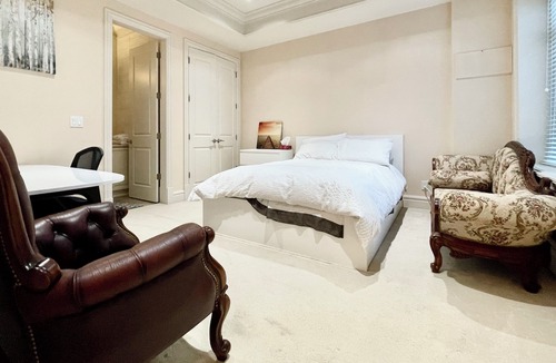 Oakridge House | Cozy Vancouver Luxury Guest House close to everything!