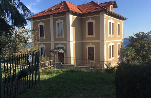 Bee Villa | Cozy villa with breathtaking views of Lake Maggiore