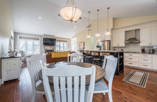 South Bruce Peninsula House | Craftsman cottage with hot tub near beach