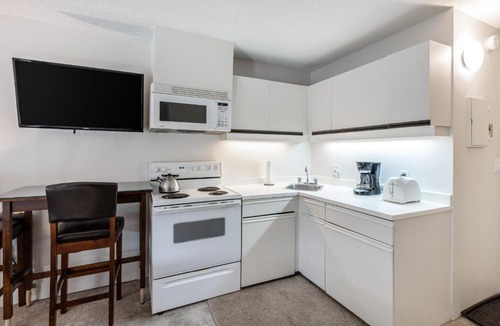 Nordic Estates House | Creekside Point Queen Bed Studio and Kitchen